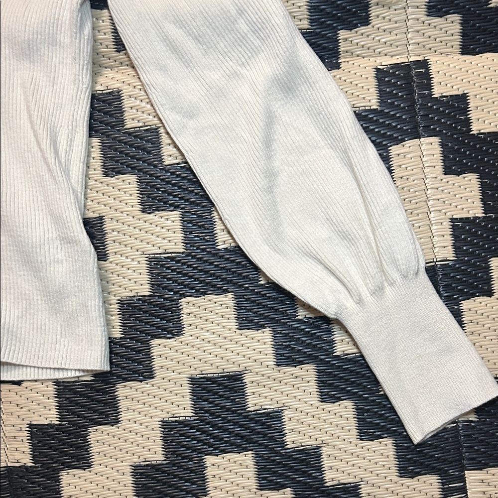 NWT GAP Women's Sz M V-Neck Sweater in Cream - Picture 3 of 5